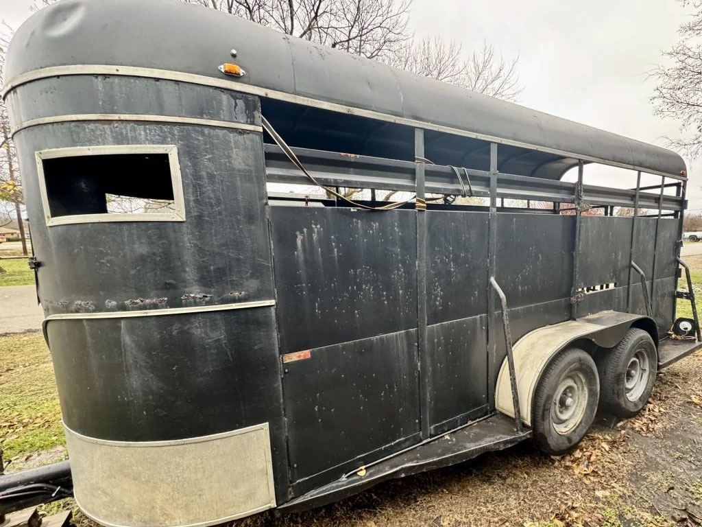 Livestock Trailer - 16’ Stock Trailer w/Divider