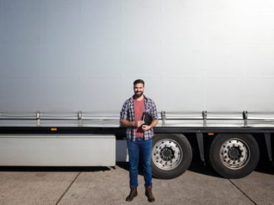 How to Choose: Enclosed vs Flatbed Trailer Rentals