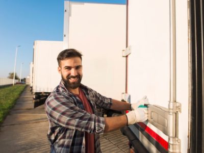 Flatbed vs Enclosed Trailer: How to Choose Wisely