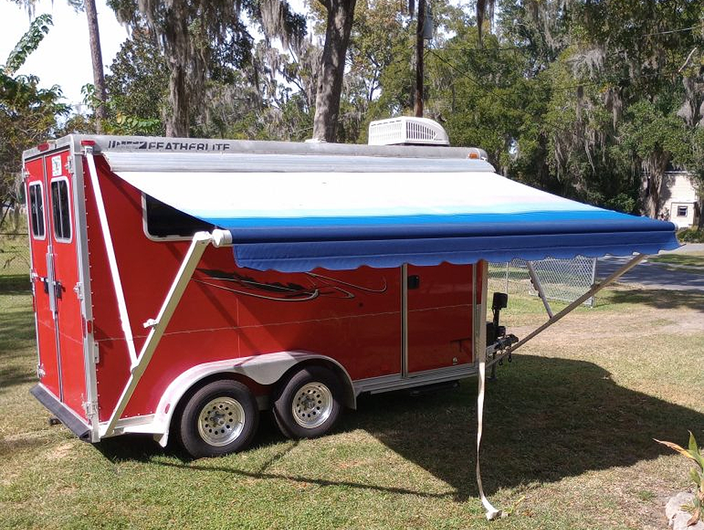 Two Horse Straight Load Trailer With Tack/Changing Room