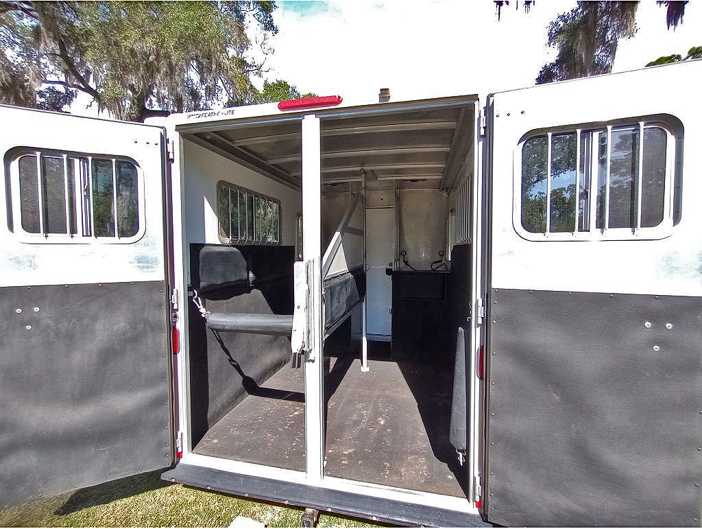 Two Horse Straight Load Trailer With Tack/Changing Room