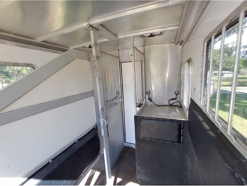 Two Horse Straight Load Trailer With Tack/Changing Room