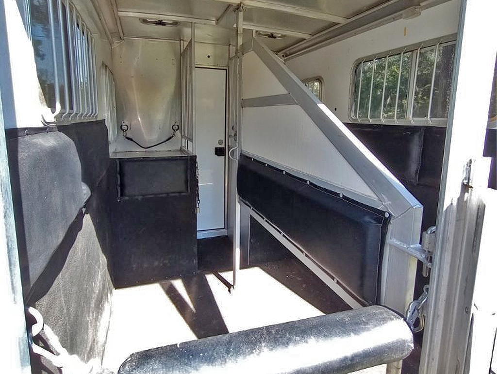 Two Horse Straight Load Trailer With Tack/Changing Room