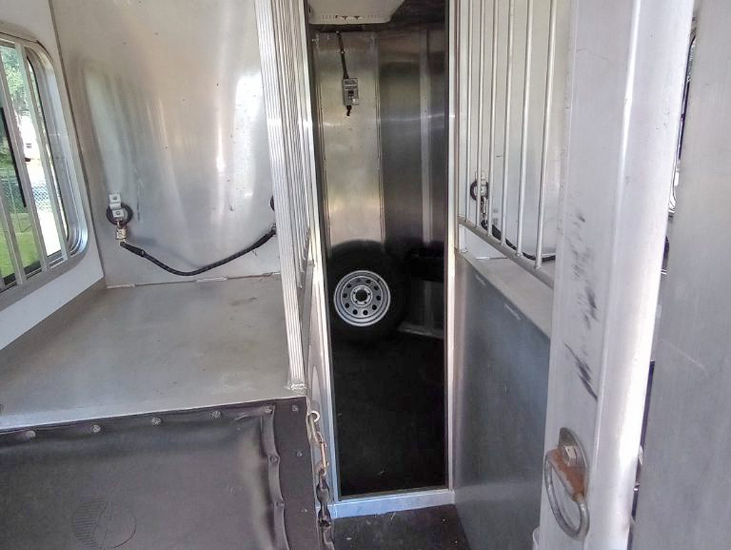 Two Horse Straight Load Trailer With Tack/Changing Room