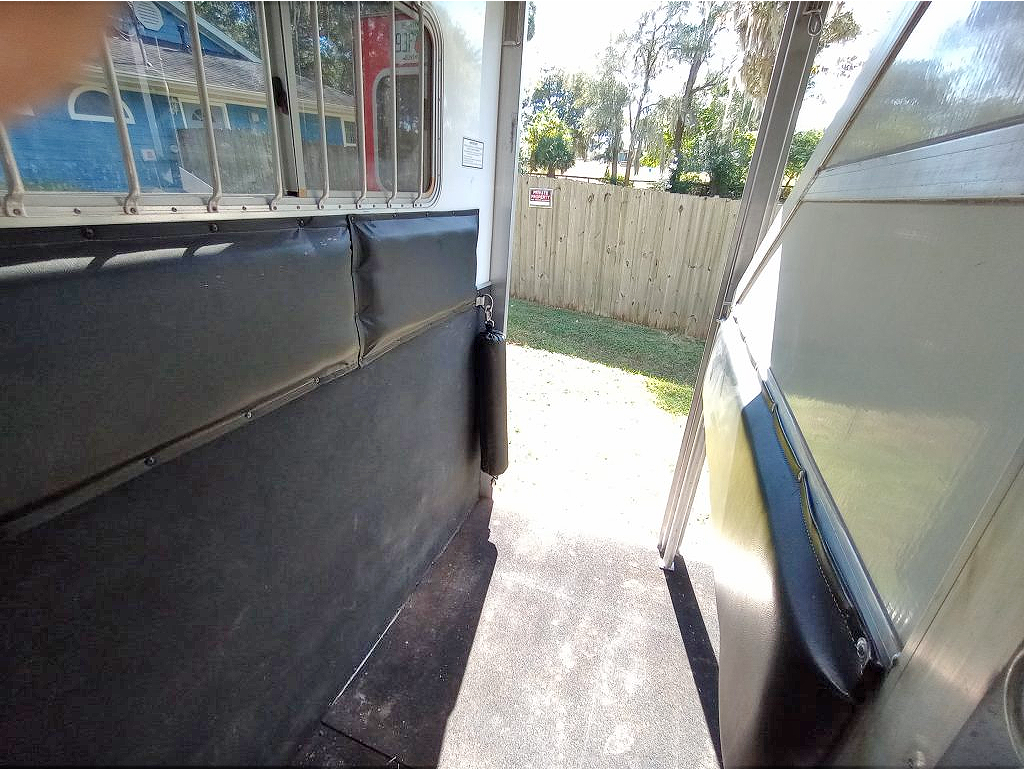 Two Horse Straight Load Trailer With Tack/Changing Room