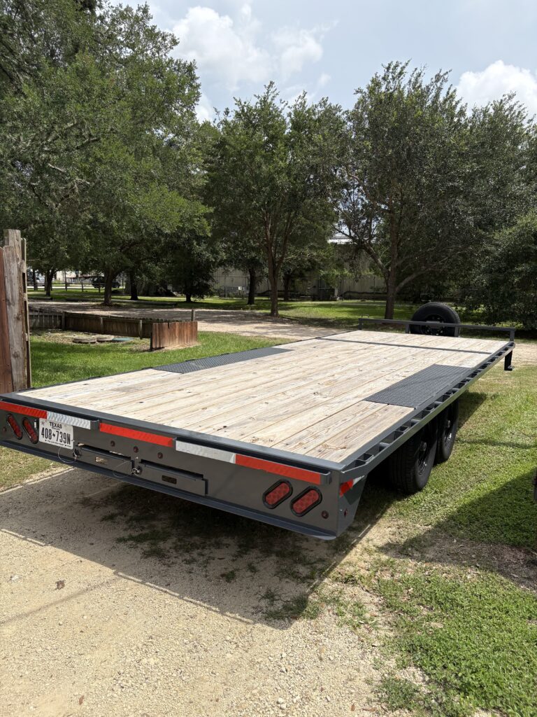 22ft Deckover Equipment Flatbed Trailer with Rear Ramps