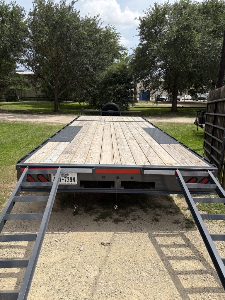 22ft Deckover Equipment Flatbed Trailer with Rear Ramps